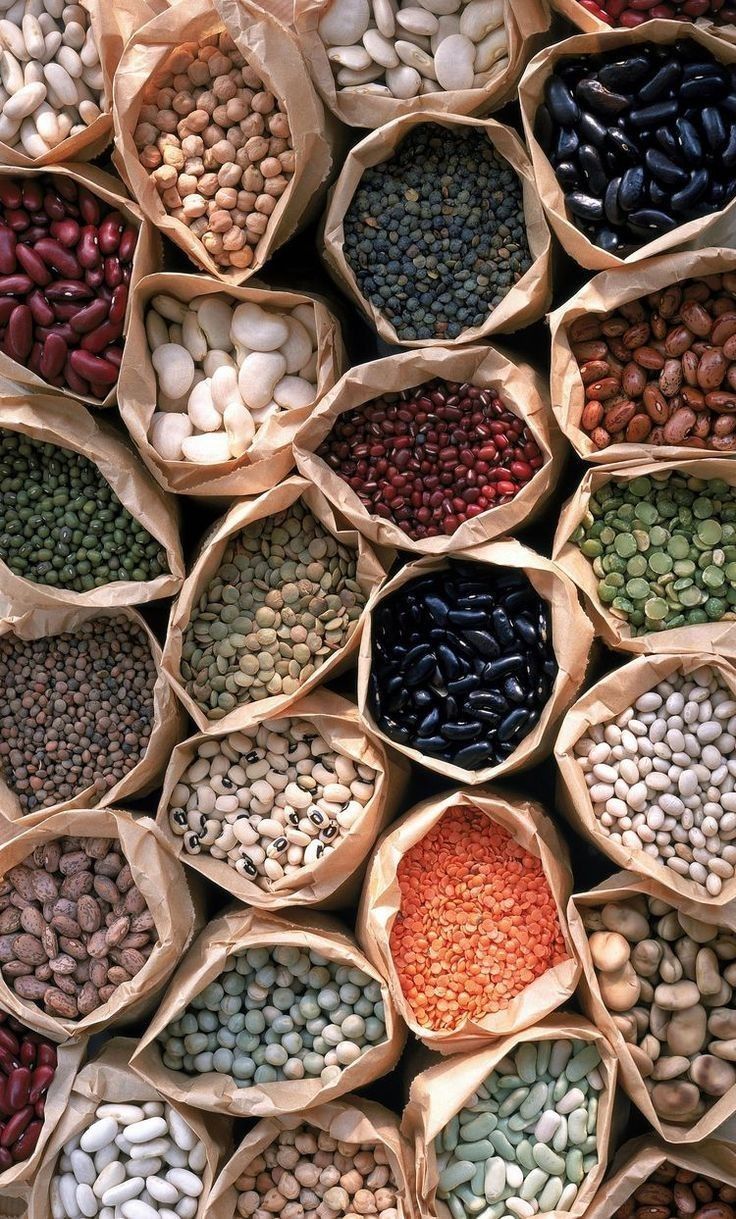 Sacs de céréales et légumineuses au marché